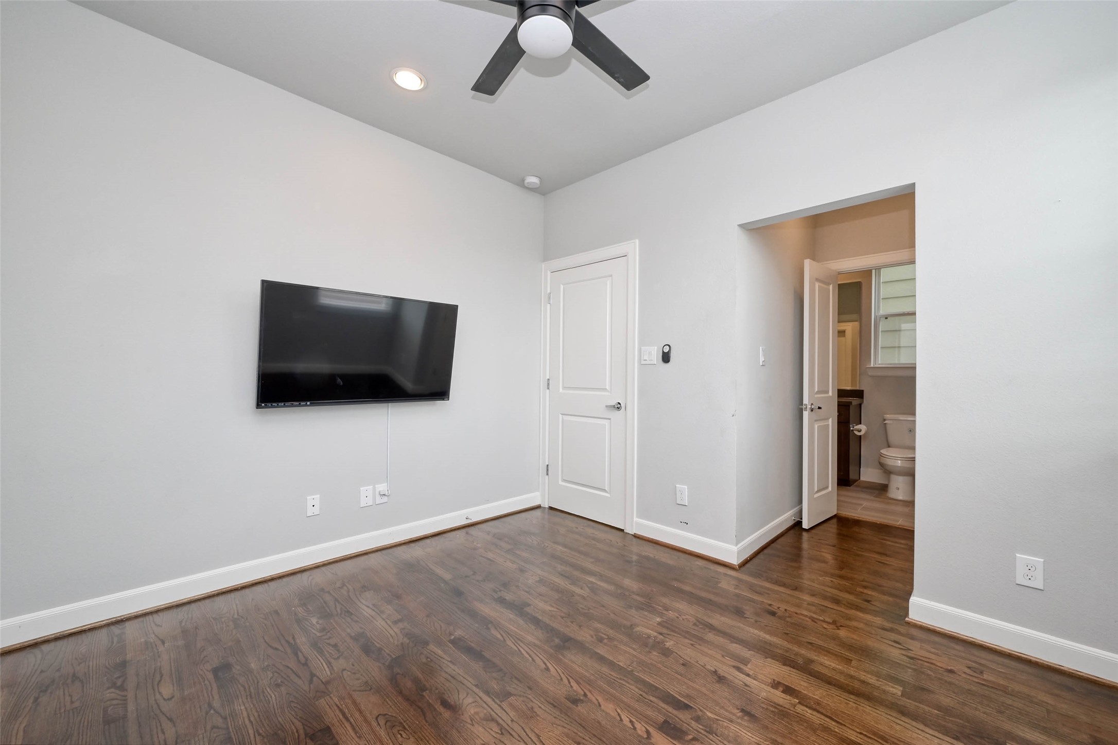 951 West 17th Street Houston, TX 77008 - Photo 24 of 30 Secondary Bedroom Located on the Third Floor with a Peek into the En-Suite Bathroom. (TV not Included with Lease)