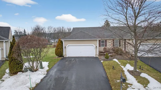 $325,000 | 5037 Betsy Ross Way, Salina, NY 13088