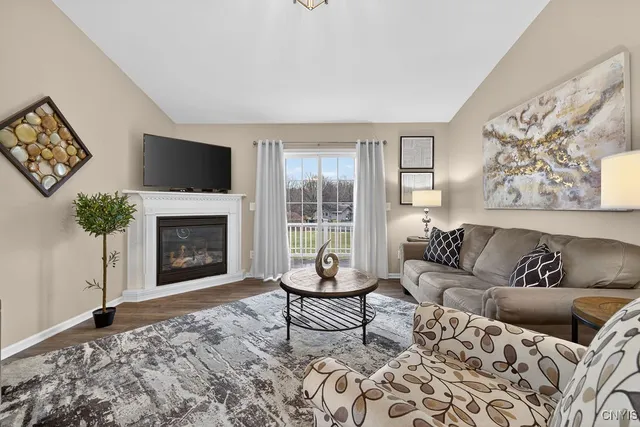 $325,000 | 5037 Betsy Ross Way, Salina, NY 13088