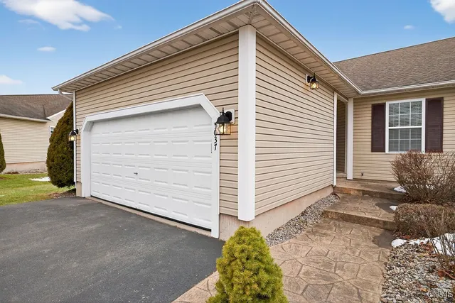 $325,000 | 5037 Betsy Ross Way, Salina, NY 13088