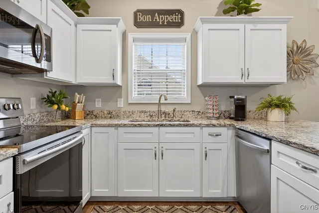 $325,000 | 5037 Betsy Ross Way, Salina, NY 13088