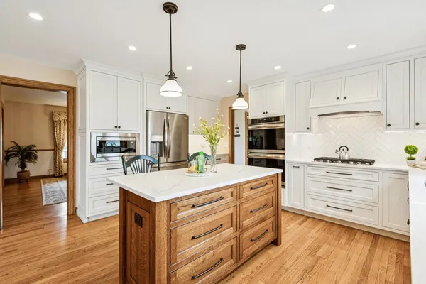$989,000 | 54 Gentry Drive, Hawthorn Woods, IL 60047