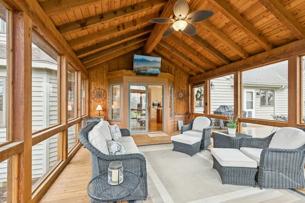 $989,000 | 54 Gentry Drive, Hawthorn Woods, IL 60047