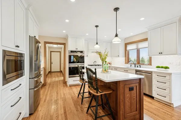 $989,000 | 54 Gentry Drive, Hawthorn Woods, IL 60047