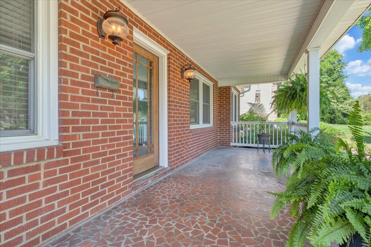 1933 Grandin Road Southwest Roanoke, VA 24015 - Photo 47 of 57 47-MIB09227