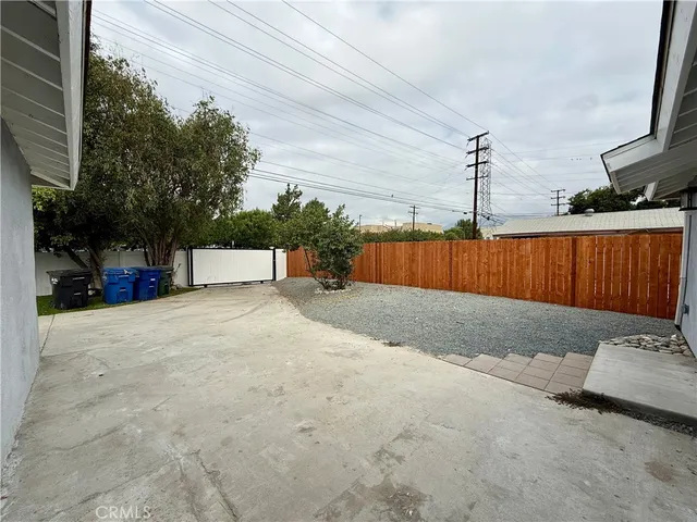 a view of a backyard