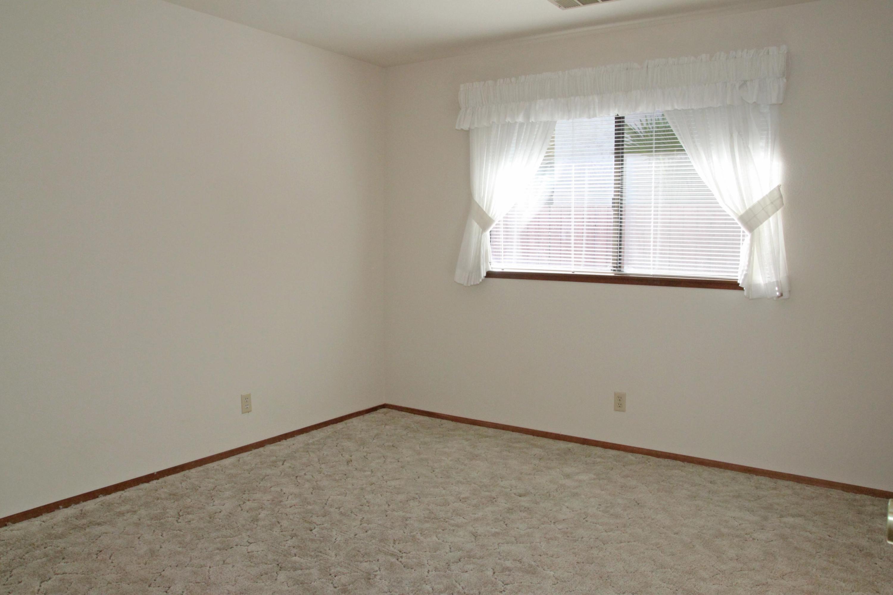 5589 Trish Court Redding, CA 96003 - Photo 13 of 20 an empty room with a window