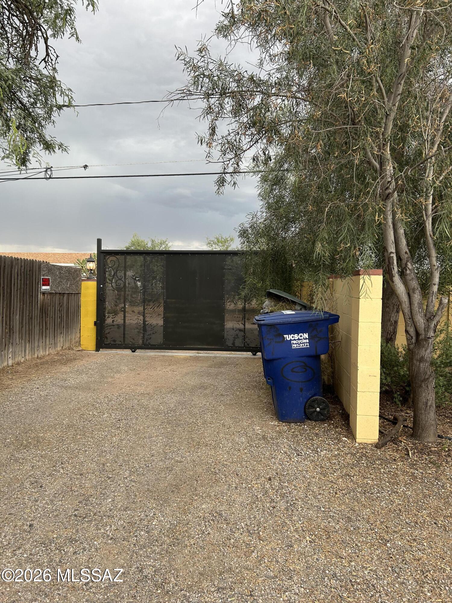 532 West Simmons Road Tucson, AZ 85705 - Photo 4 of 26 Front Gate Simmons 4