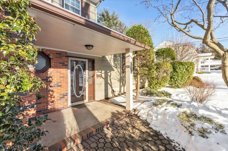 29 Manitou Circle Westfield, NJ 07090 - Photo 30 of 35 a front view of a house with a yard