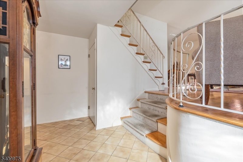 29 Manitou Circle Westfield, NJ 07090 - Photo 3 of 35 a view of entryway