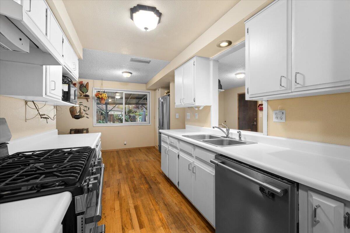 1075 North 5th Street Central Point, OR 97502 - Photo 6 of 24 Gallery Image 6
