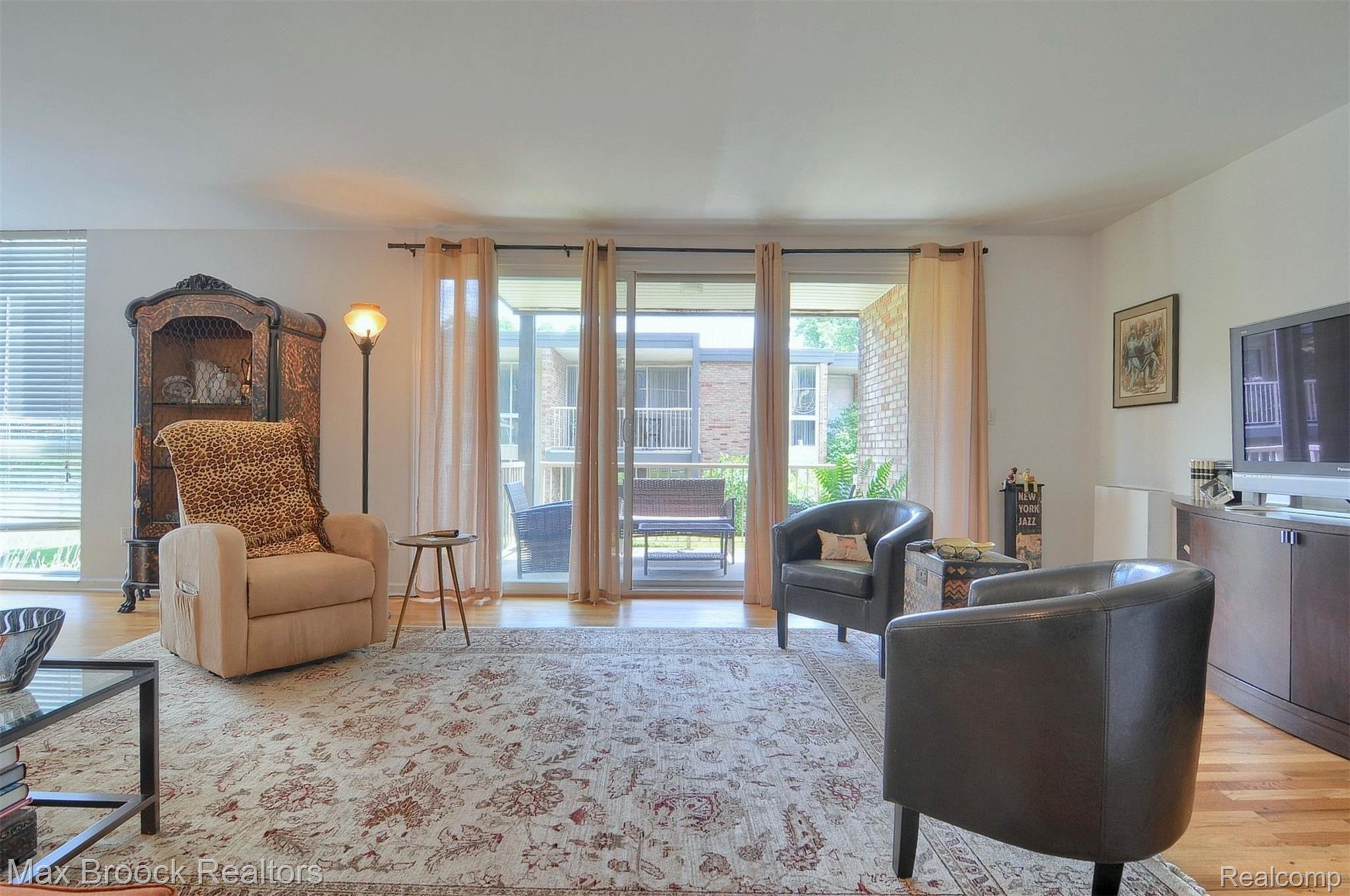 4043 West Maple Road, Unit 104 Bloomfield Hills, MI 48301 - Photo 7 of 26 7-Living Room 3rd View.jpg
