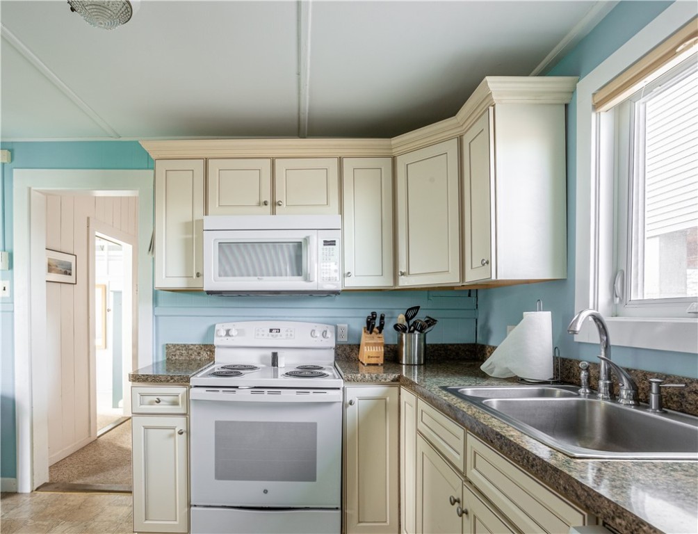 7 Champlin Avenue Narragansett, RI 02879 - Photo 19 of 28