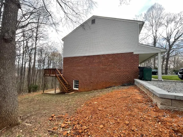 a view of a house with backyard