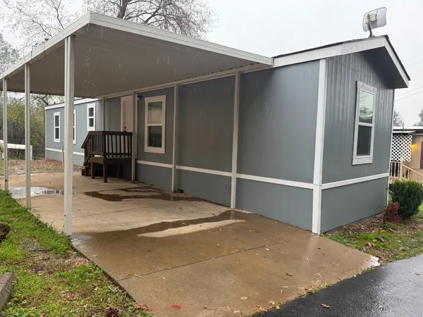 a view of a house with backyard