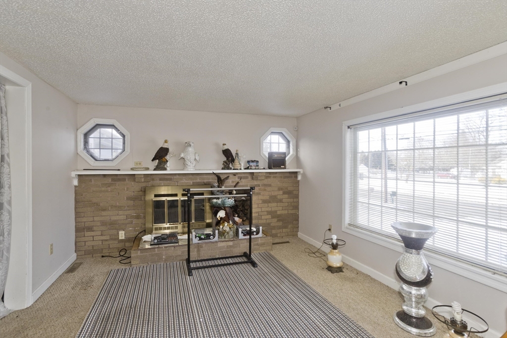 647 Plumtree Road Springfield, MA 01118 - Photo 5 of 23