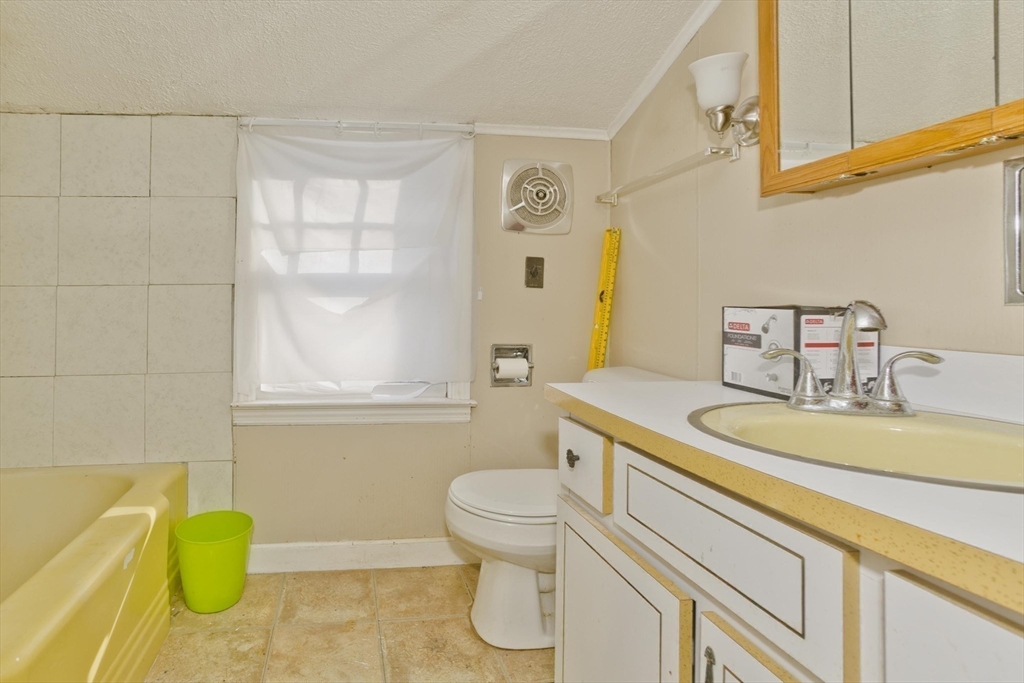 647 Plumtree Road Springfield, MA 01118 - Photo 8 of 23