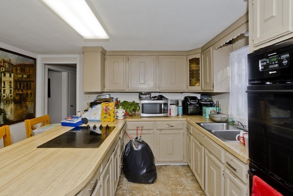 647 Plumtree Road Springfield, MA 01118 - Photo 9 of 23