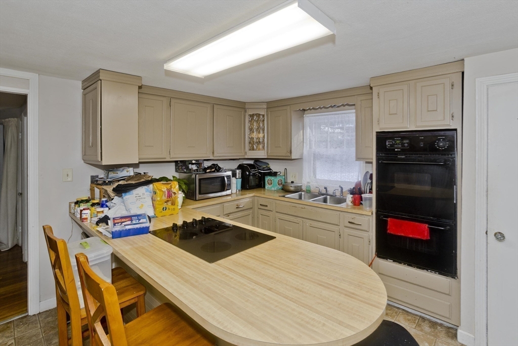 647 Plumtree Road Springfield, MA 01118 - Photo 10 of 23