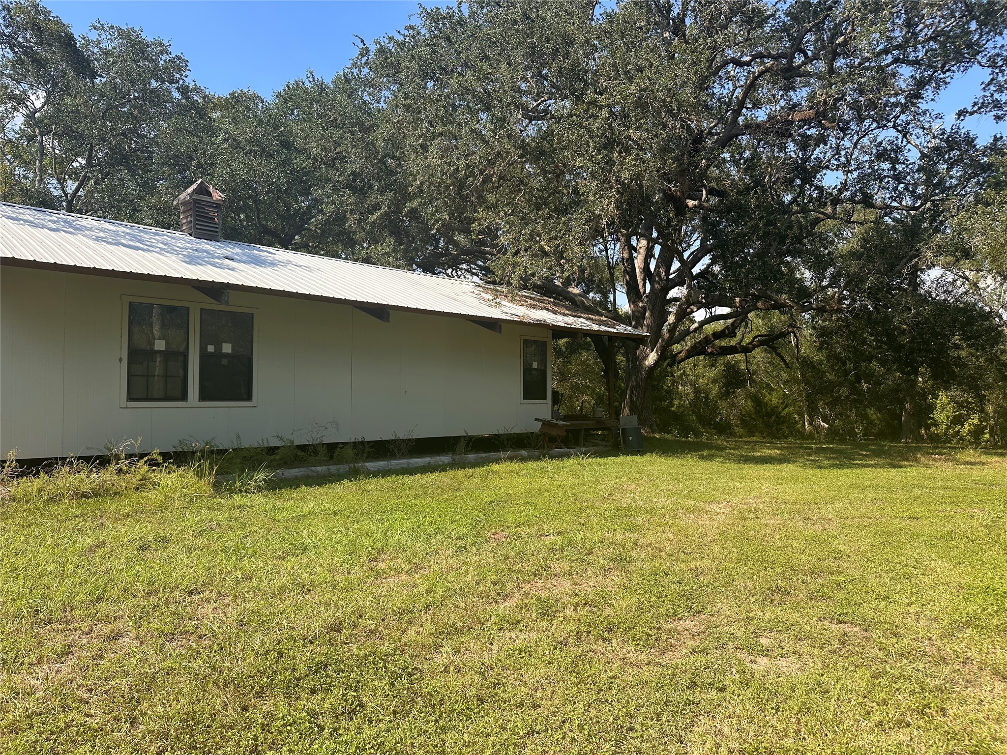 612 Byrd Salyer Road Bay City, TX 77414 - Photo 29 of 32 a backyard of a house