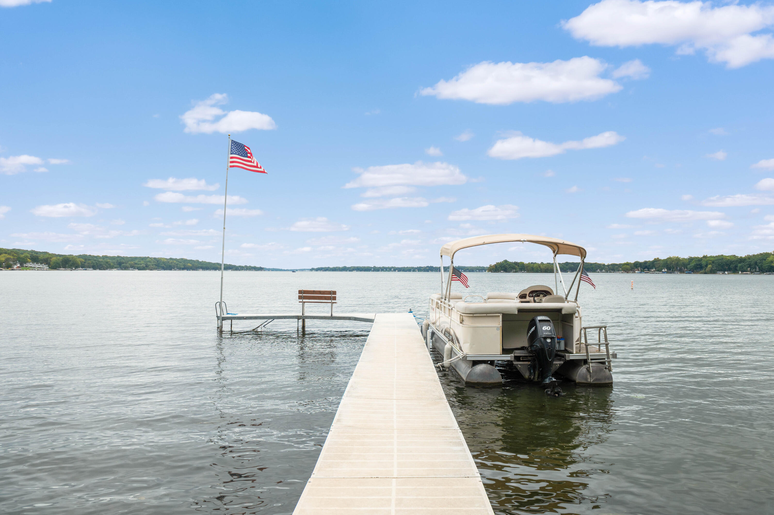 W304N2426 Maple Avenue Delafield, WI 53072 - Photo 2 of 13 Pewaukee Lake