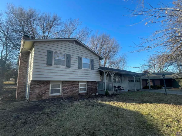 $239,900 | 339 North SW Woodbury Court, Topeka, KS 66606