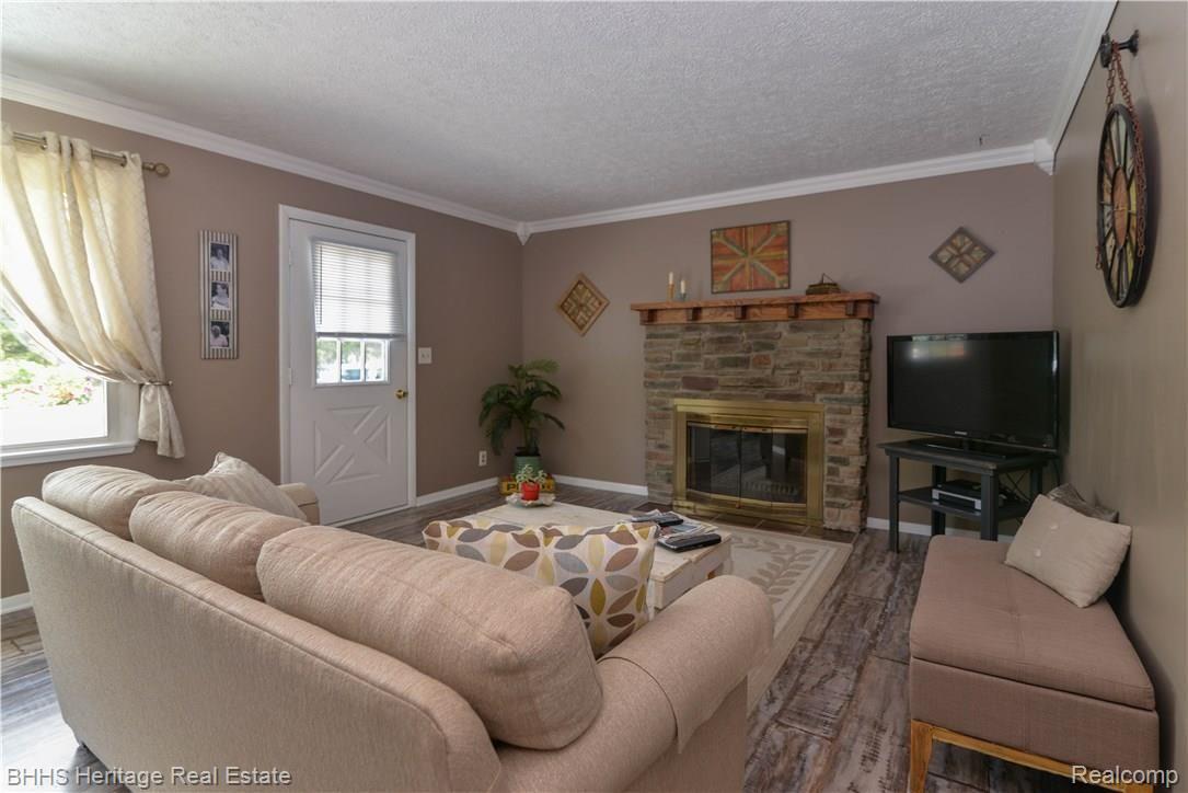 10260 Torrey Road Fenton, MI 48430 - Photo 9 of 36 AUG_8804.jpg