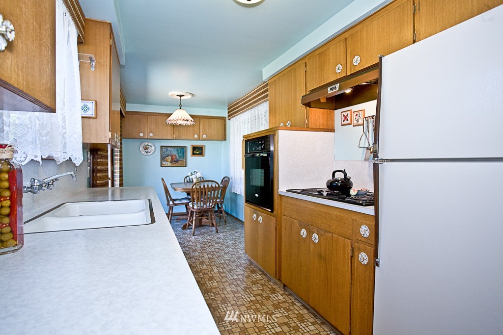 9701 237th Place Southwest Edmonds, WA 98020 - Photo 5 of 15 Gallery Image 5