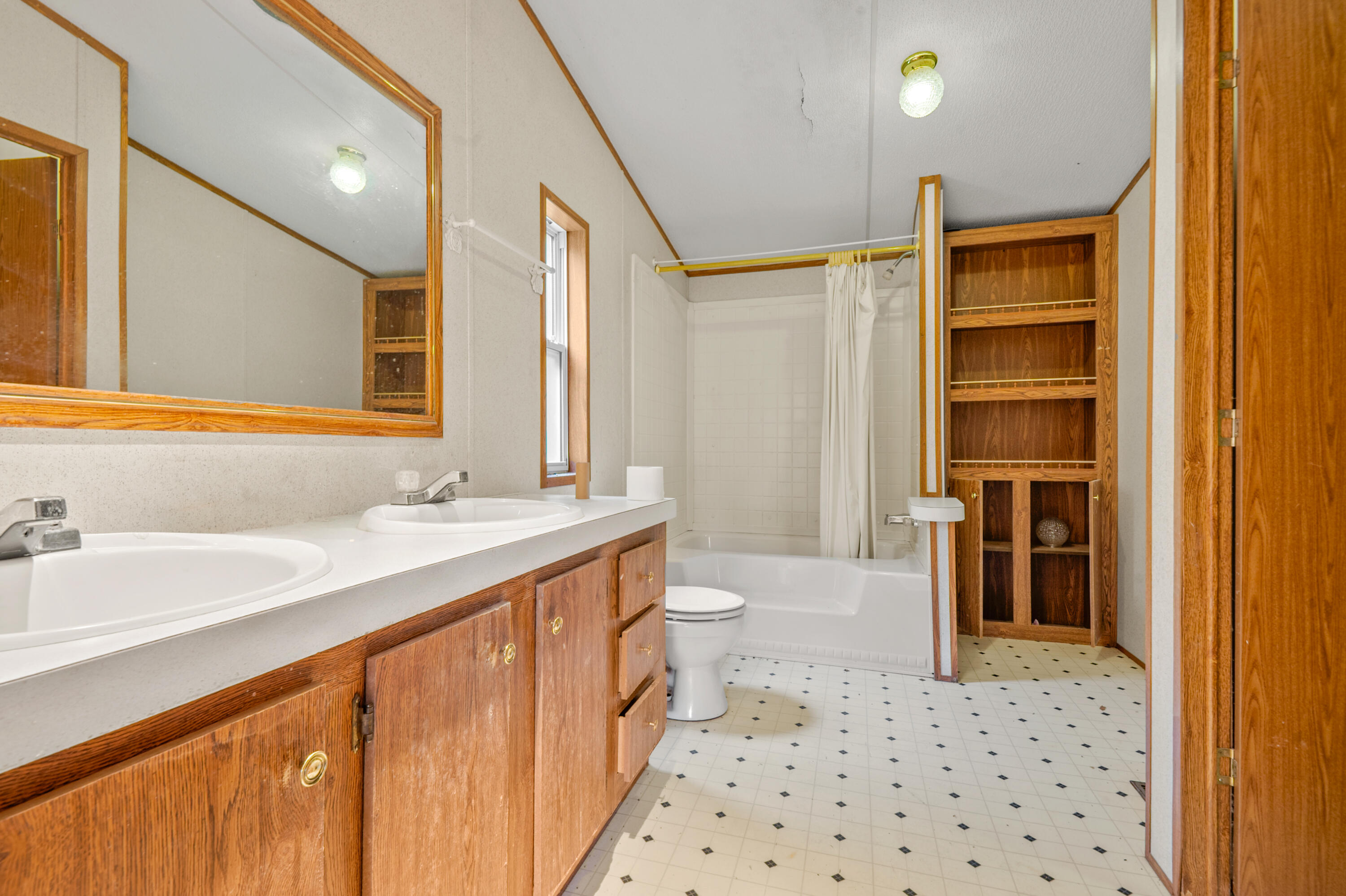 154 Arkle Road Gray, KY 40734 - Photo 4 of 29 Primary Bathroom