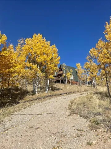 a view of a yard with a house