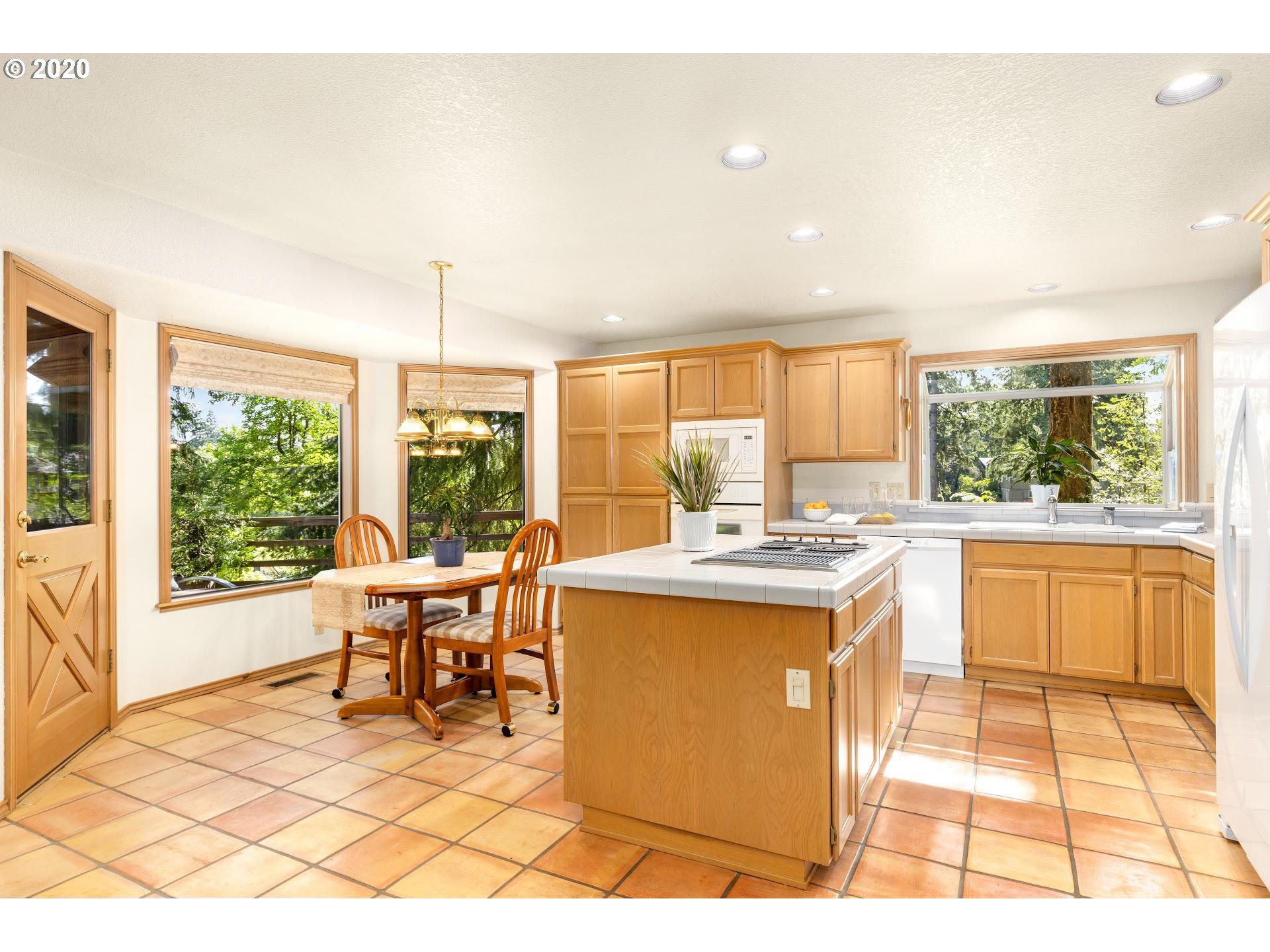 10675 Southwest Hazelbrook Road Tualatin, OR 97062 - Photo 11 of 32 Gallery Image 11