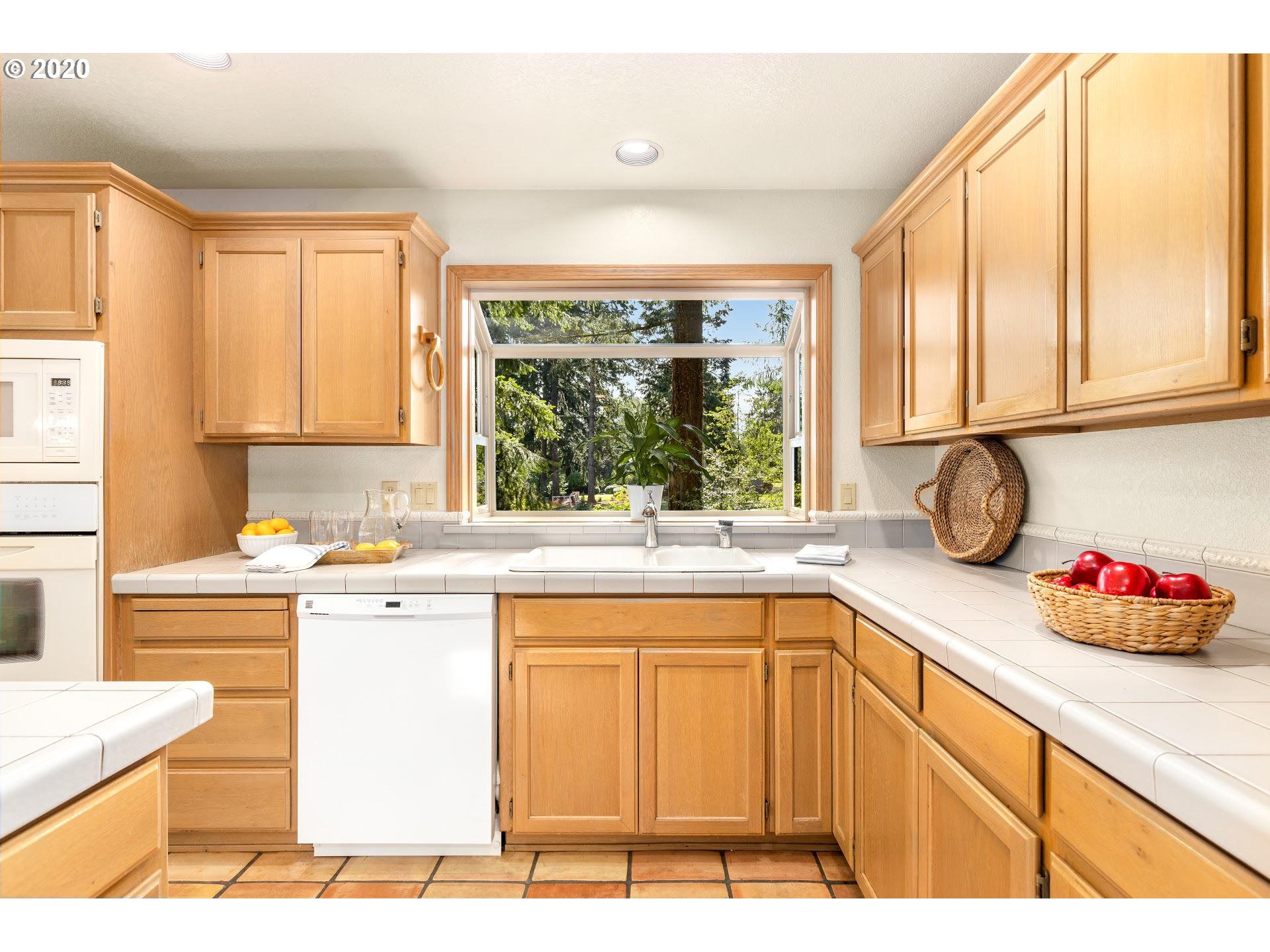 10675 Southwest Hazelbrook Road Tualatin, OR 97062 - Photo 12 of 32 Gallery Image 12