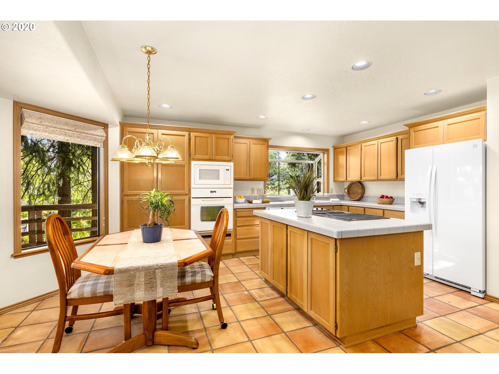 10675 Southwest Hazelbrook Road Tualatin, OR 97062 - Photo 10 of 32 Gallery Image 10