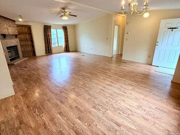 $1,850 | 182 Laurel Ridge Drive, Lakehills, TX 78063