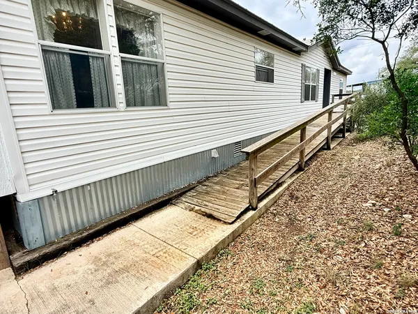 $1,850 | 182 Laurel Ridge Drive, Lakehills, TX 78063