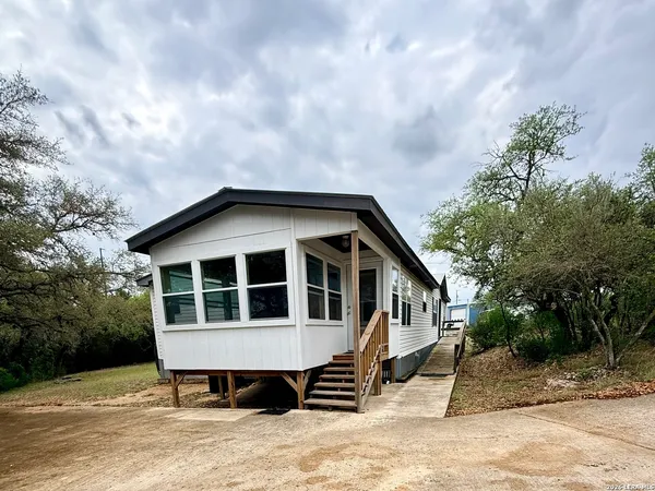 $1,850 | 182 Laurel Ridge Drive, Lakehills, TX 78063