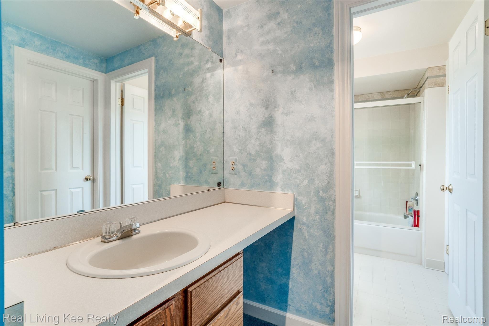6368 Peach Tree Court Rochester, MI 48306 - Photo 42 of 54 Interiors (35 of 50).jpg