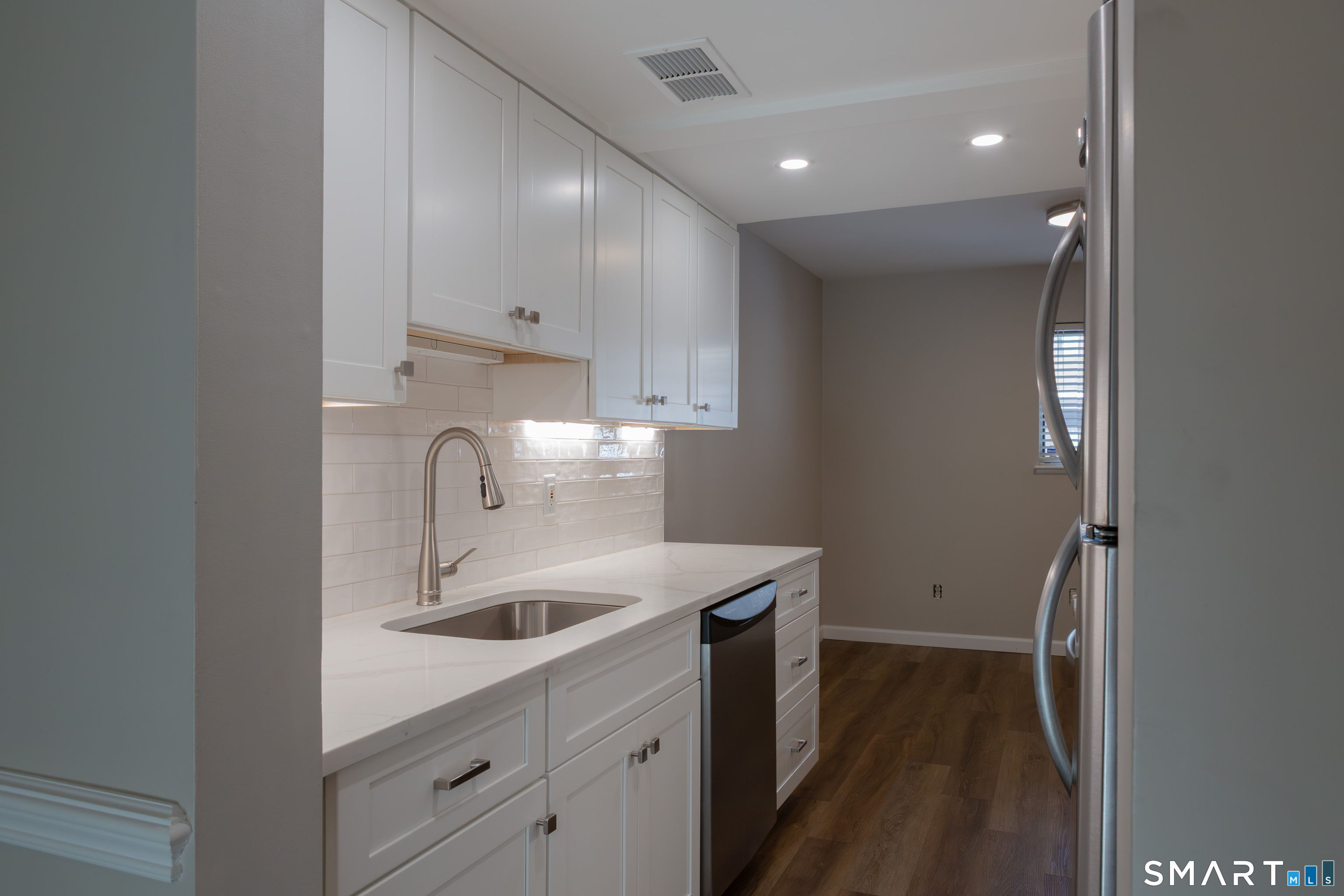 151 Knapps Highway Fairfield, CT 06825 - Photo 9 of 31