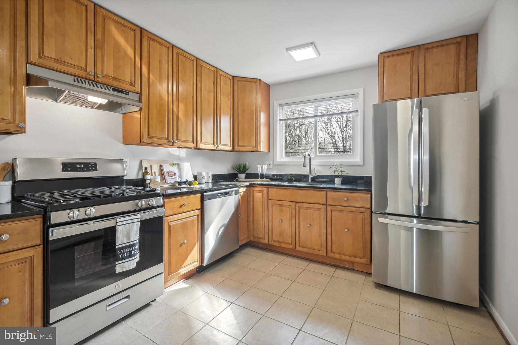 9713 Hedin Drive Silver Spring, MD 20903 - Photo 3 of 25 Eat-in kitchen w/all new stainless appliances