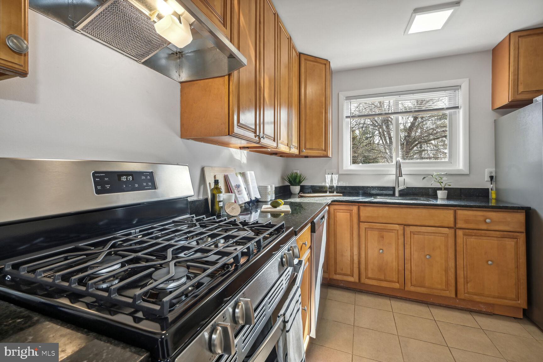 9713 Hedin Drive Silver Spring, MD 20903 - Photo 4 of 25 New gas range, maples cabinets w/ granite counters