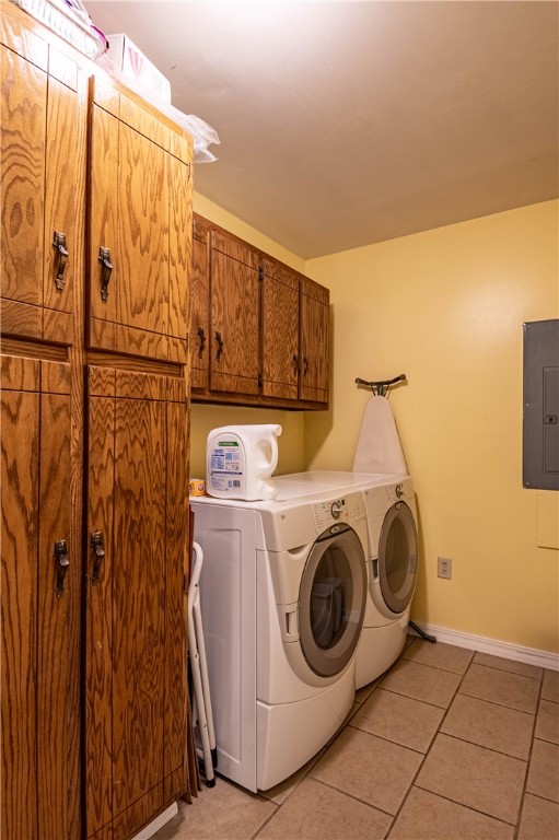 2121 Barding Avenue Decatur, IL 62526 - Photo 12 of 28 a utility room with dryer and washer