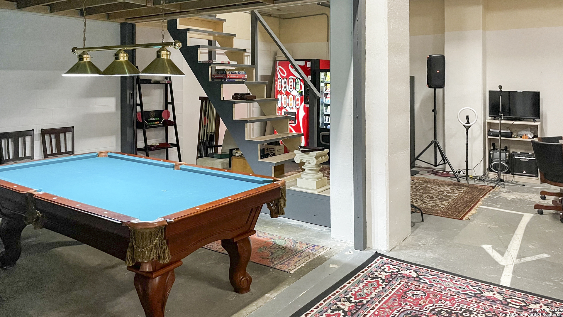 7701 Wurzbach Road, Unit 703 San Antonio, TX 78229 - Photo 21 of 28 a room with musical instruments