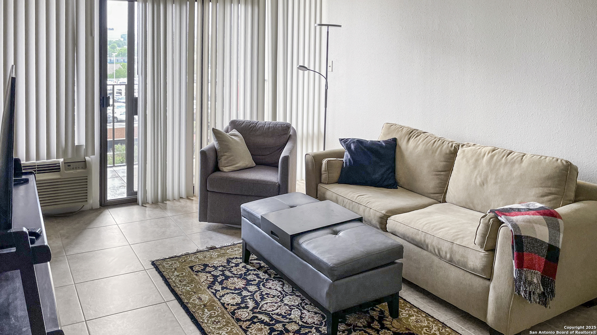 7701 Wurzbach Road, Unit 703 San Antonio, TX 78229 - Photo 3 of 28 a living room with furniture and a couch