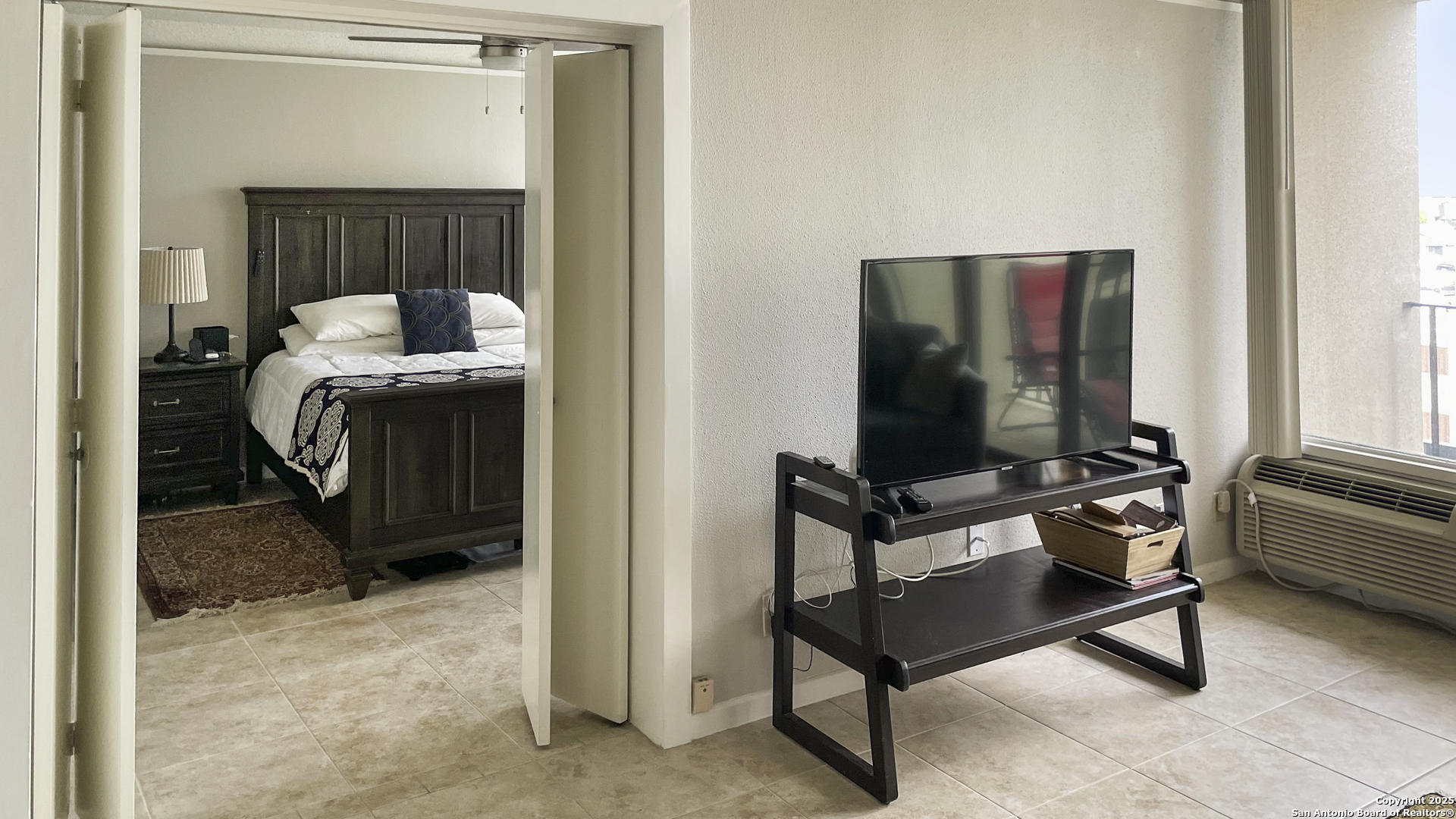 7701 Wurzbach Road, Unit 703 San Antonio, TX 78229 - Photo 4 of 28 a living room with furniture