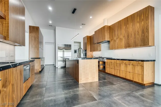 $11,000 | 628 Edgebrook Drive, Las Vegas, NV 89145