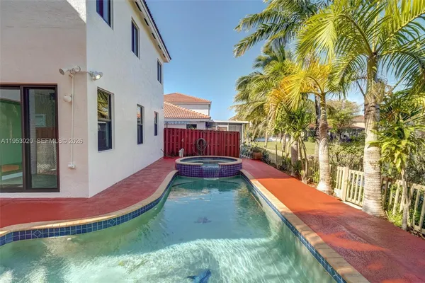 a view of an house with backyard