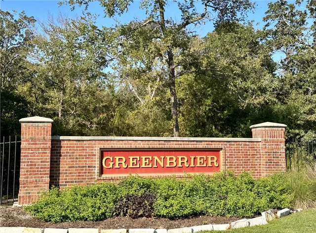 a view of house with a yard