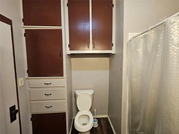 a view of empty room with window