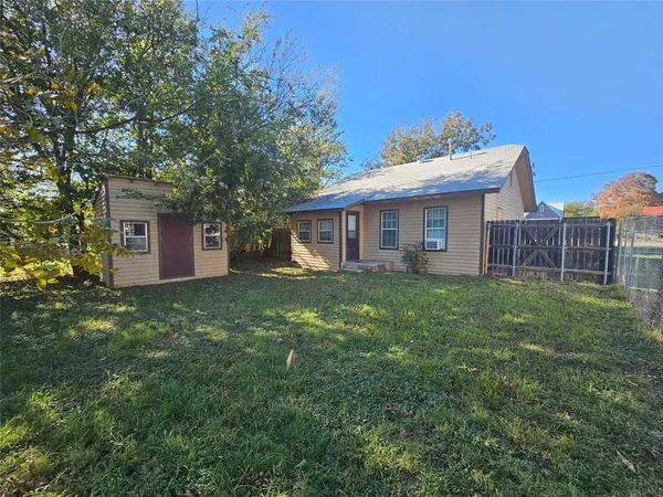 a view of a house with a backyard