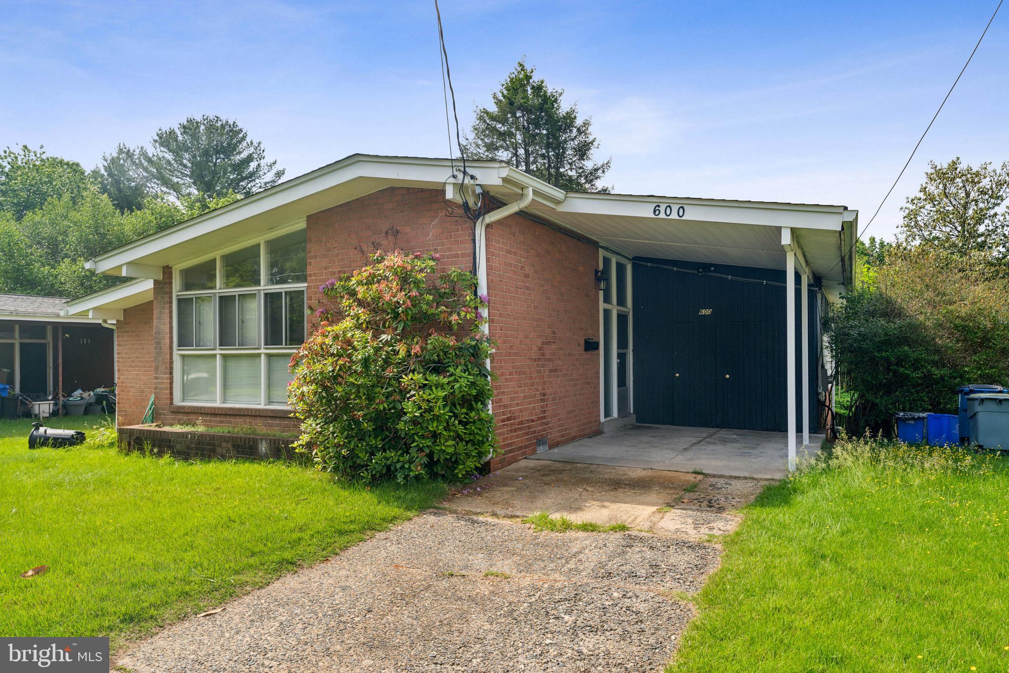 600 Sisson Street Silver Spring, MD 20902 - Photo 2 of 28 a front view of a house with garden